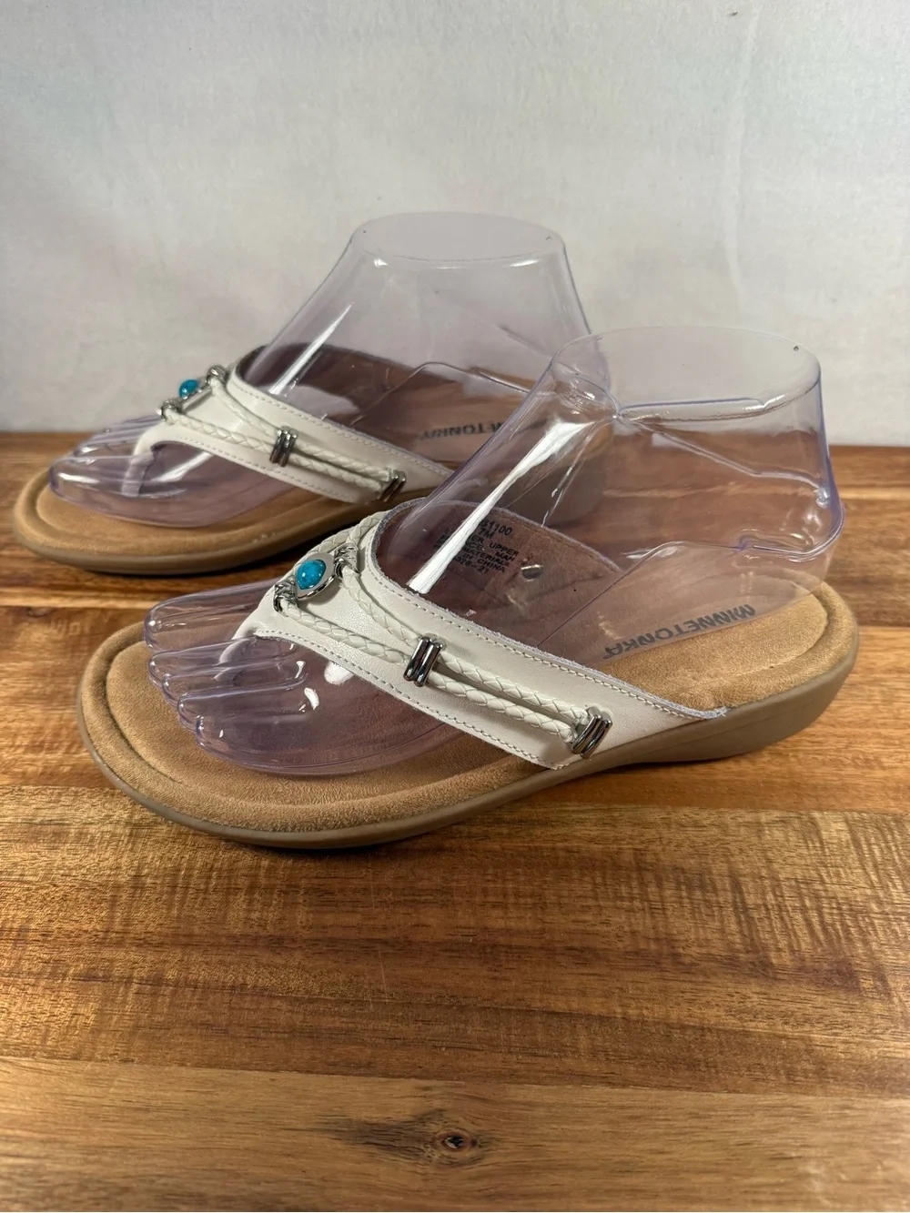 Minnetonka Silverthorne 360 Thong Sandals in White with Turquoise Stone Size 7